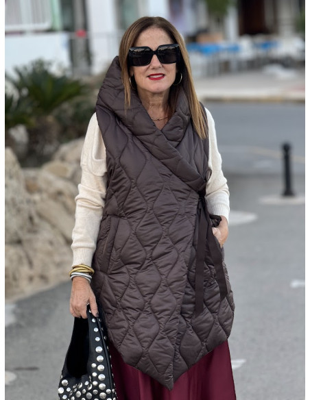 Chaleco acolchado chocolate con capucha y lazada ajustable