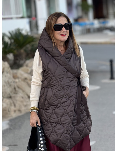 Chaleco acolchado chocolate con capucha y lazada ajustable