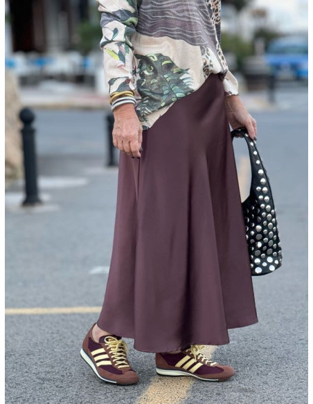 Falda de satén evasé en color marrón con cintura elástica