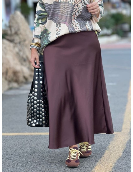 Falda de satén evasé en color marrón con cintura elástica