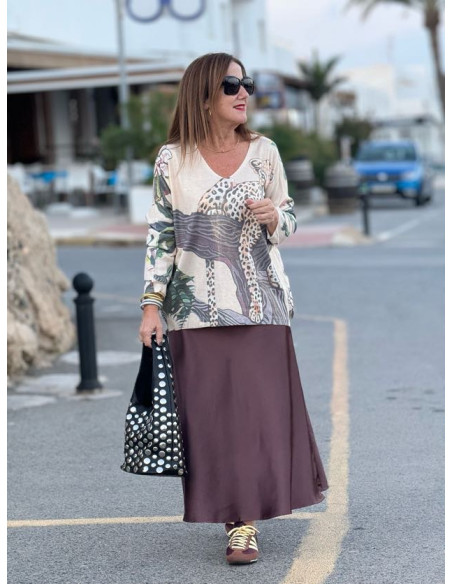 Falda de satén evasé en color marrón con cintura elástica