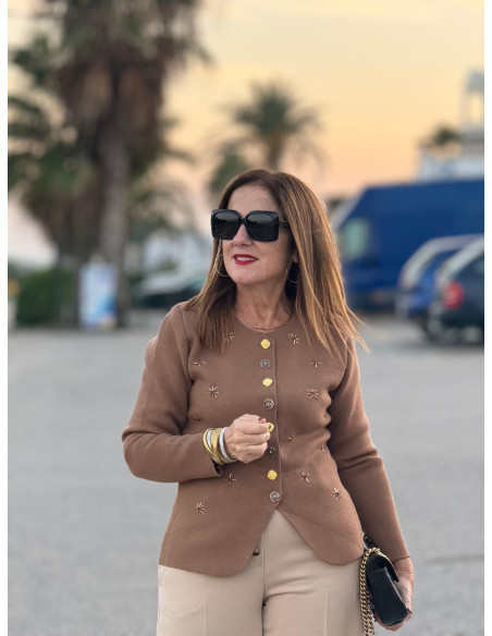 Chaqueta de punto joya en marrón con abalorios y botones combinados
