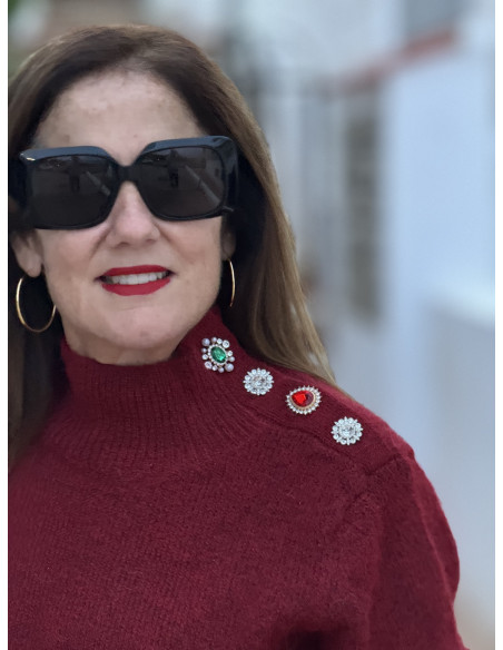 Suéter joya granate con cuello chimenea y botones decorativos