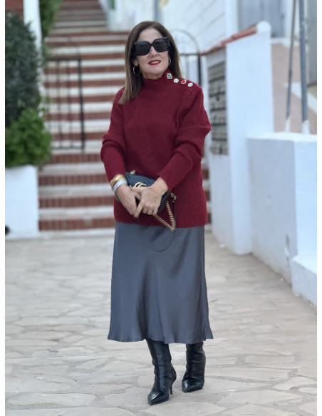 Suéter joya granate con cuello chimenea y botones decorativos