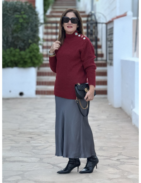 Suéter joya granate con cuello chimenea y botones decorativos
