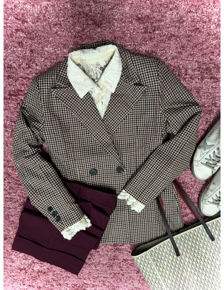 Chaqueta cruzada de cuadros burdeos con doble botón negro