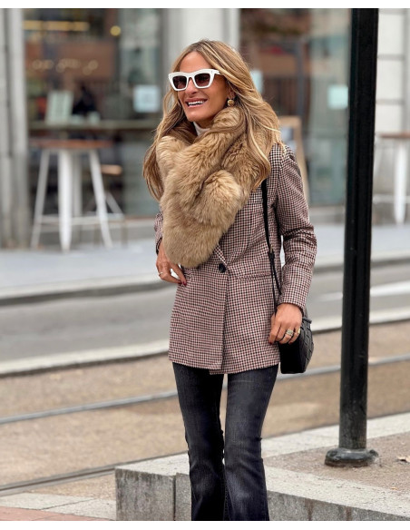 Chaqueta cruzada de cuadros burdeos con doble botón negro