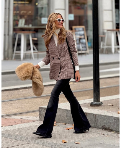 Chaqueta cruzada de cuadros burdeos con doble botón negro