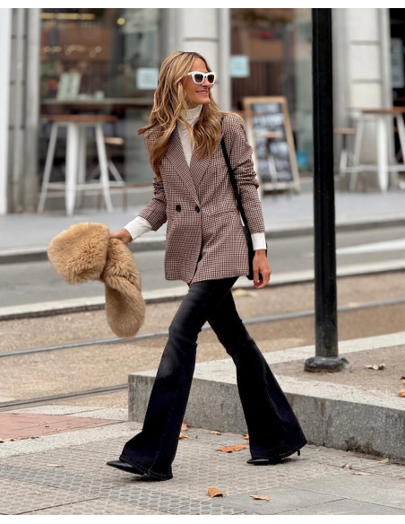Chaqueta cruzada de cuadros burdeos con doble botón negro