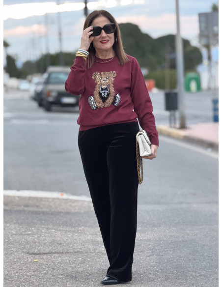 Suéter granate con oso central decorado con abalorios y perlas