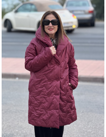 Abrigo acolchado granate cruzado con bolsillos, elegante y cómodo