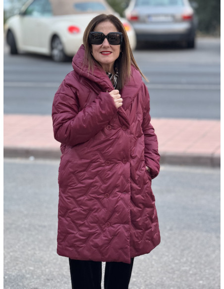 Abrigo acolchado granate cruzado con bolsillos, elegante y cómodo