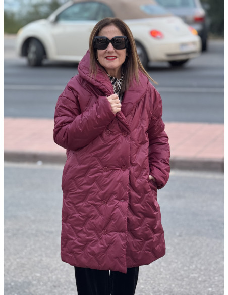 Abrigo acolchado granate cruzado con bolsillos, elegante y cómodo