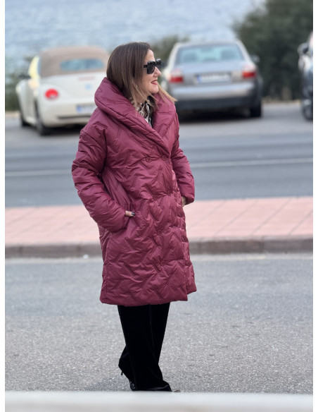 Abrigo acolchado granate cruzado con bolsillos, elegante y cómodo