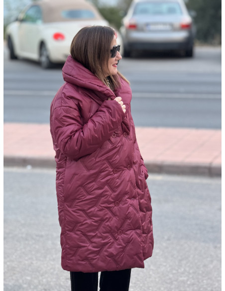 Abrigo acolchado granate cruzado con bolsillos, elegante y cómodo
