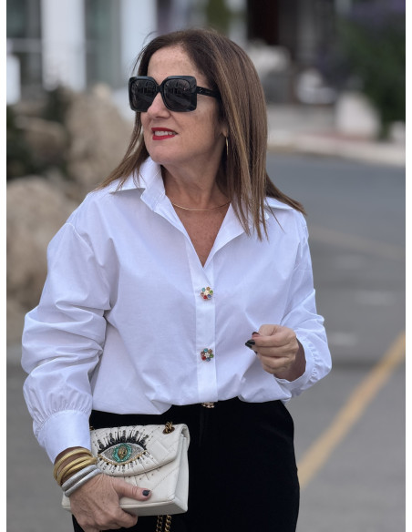Camisa blanca con botones joya, versátil y elegante