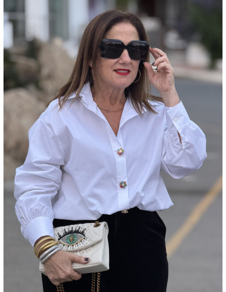 Camisa blanca con botones joya, versátil y elegante