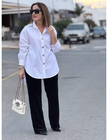 Camisa blanca con botones joya, versátil y...