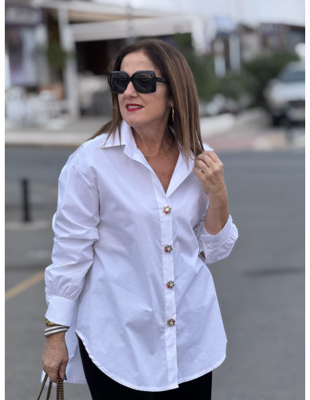 Camisa blanca con botones joya, versátil y elegante