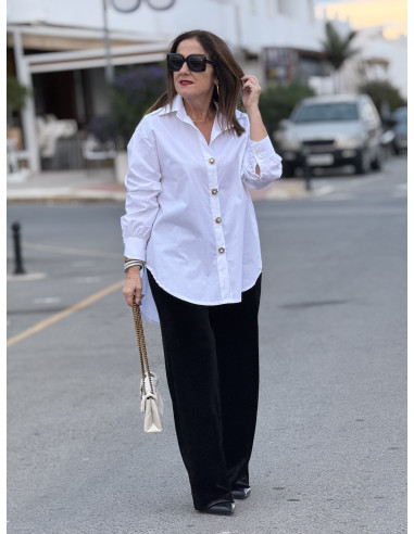Camisa blanca con botones joya, versátil y...