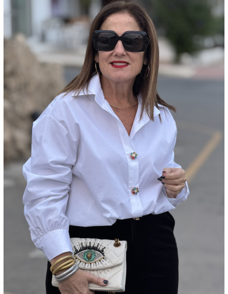 Camisa blanca con botones joya, versátil y elegante