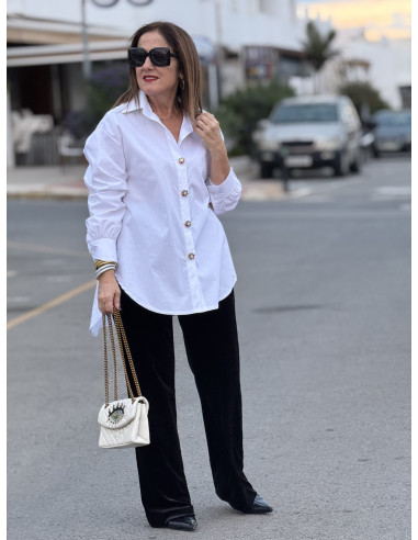 Camisa blanca con botones joya, versátil y...