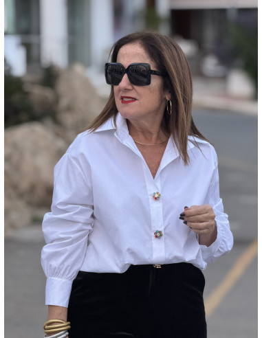 Camisa blanca con botones joya, versátil y...