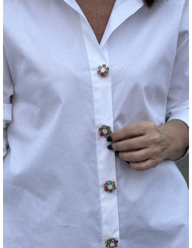 Camisa blanca con botones joya, versátil y...