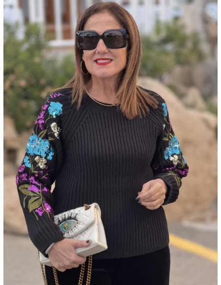 Suéter negro con mangas bordadas en lentejuelas de colores