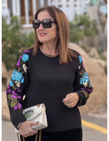 Suéter negro con mangas bordadas en lentejuelas de colores