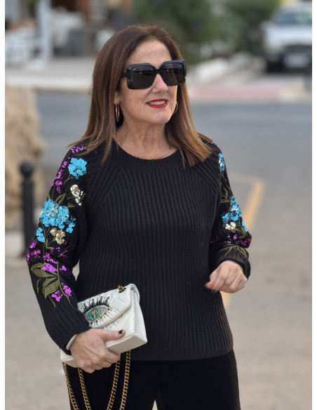 Suéter negro con mangas bordadas en lentejuelas de colores