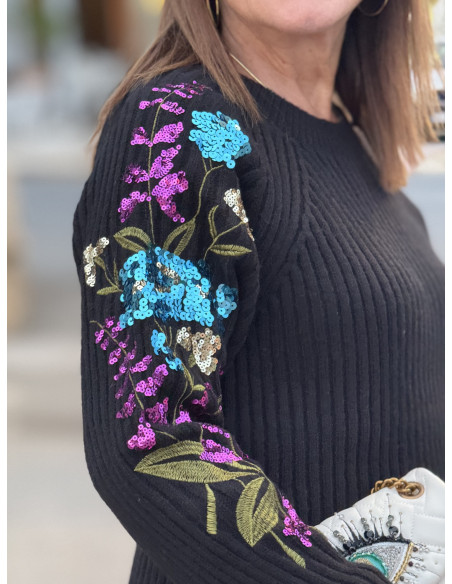 Suéter negro con mangas bordadas en lentejuelas de colores