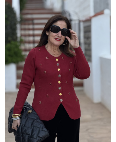 Chaqueta de punto joya en granate con abalorios y botones...