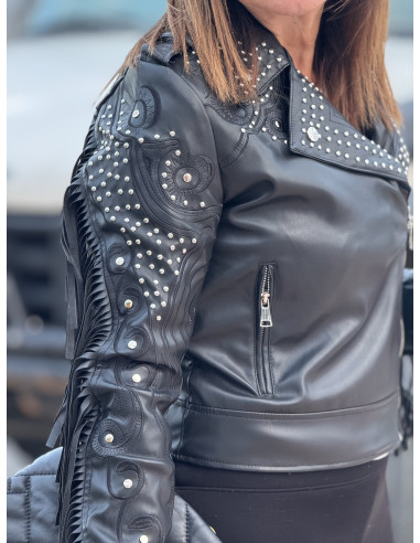 Biker negra efecto piel con flecos, bordados y...