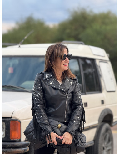 Biker negra efecto piel con flecos, bordados y...