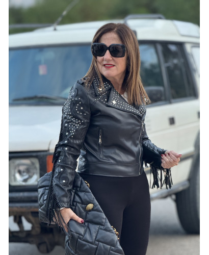 Biker negra efecto piel con flecos, bordados y tachas