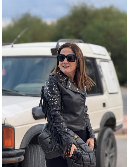 Biker negra efecto piel con flecos, bordados y tachas