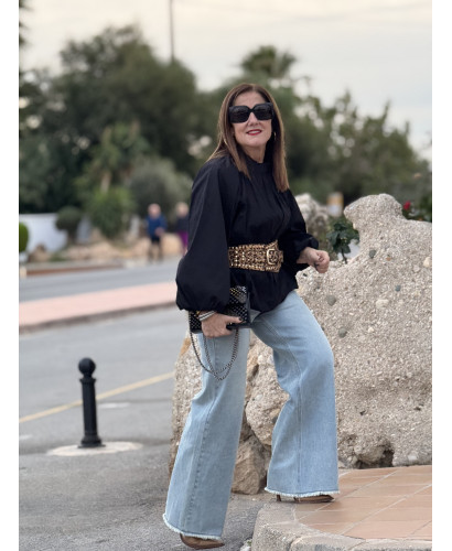 Blusa con manga globo y cuello chimenea negra 2