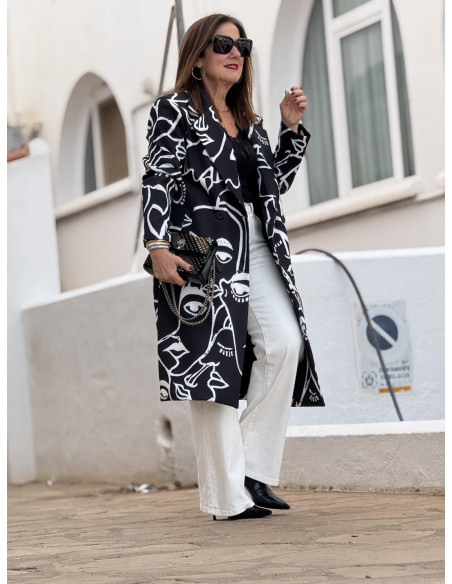 👥 Abrigo Cruzado con Estampado de Caras: Estilo y Originalidad 💫