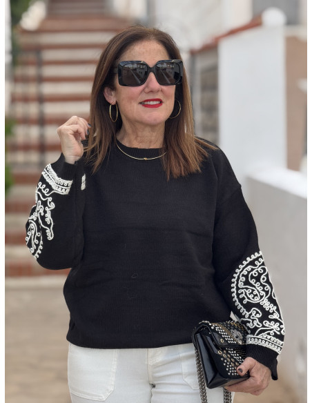 Suéter Negro con mangas bordadas en blanco