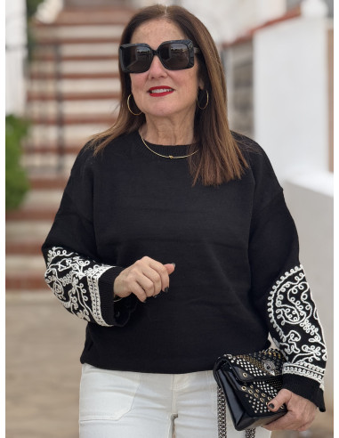 Suéter Negro con mangas bordadas en blanco