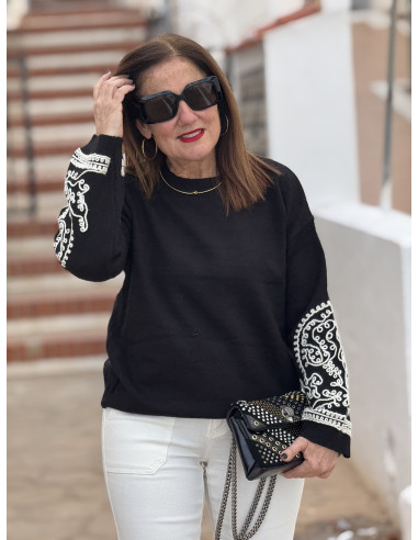 Suéter Negro con mangas bordadas en blanco