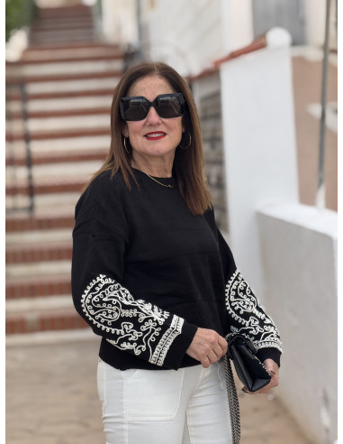 Suéter Negro con mangas bordadas en blanco