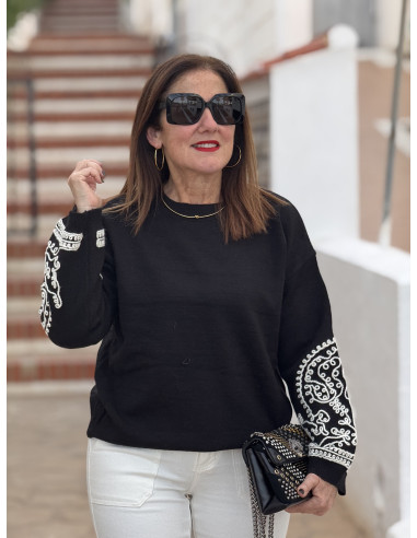 Suéter Negro con mangas bordadas en blanco