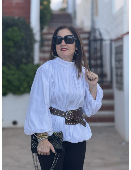 Blusa con manga globo y cuello chimenea blanca