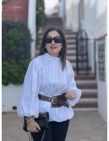 Blusa con manga globo y cuello chimenea blanca