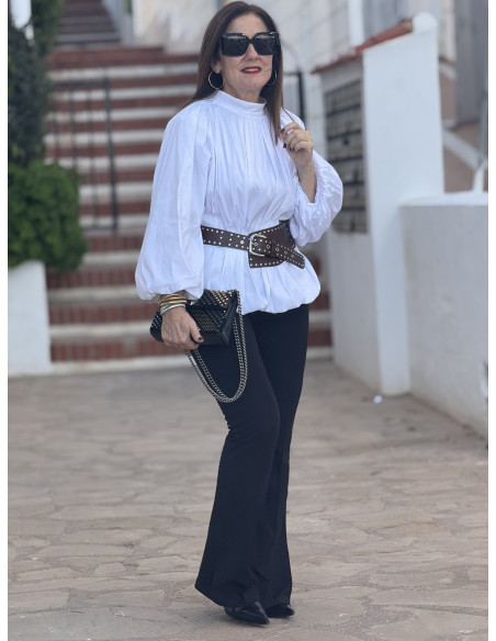 Blusa con manga globo y cuello chimenea blanca