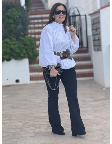 Blusa con manga globo y cuello chimenea blanca