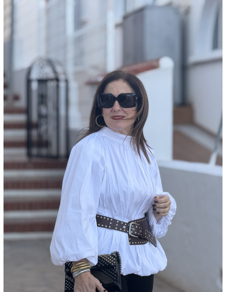 Blusa con manga globo y cuello chimenea blanca