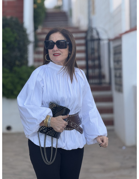 Blusa con manga globo y cuello chimenea blanca